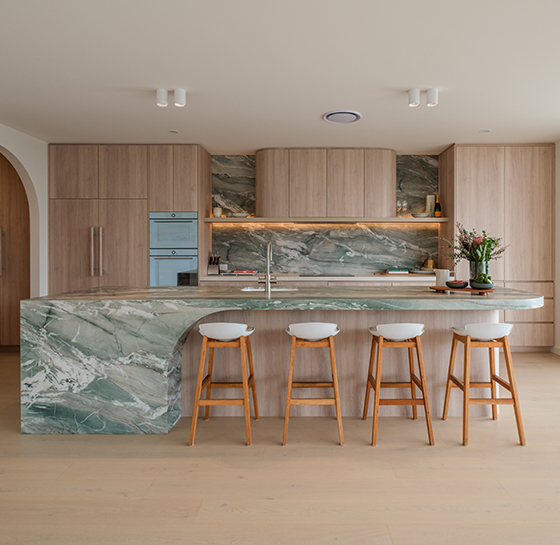 Custom coastal kitchen with Navurban Balmoral cabinetry, stone island bench and feature splashback by Zente Kitchens